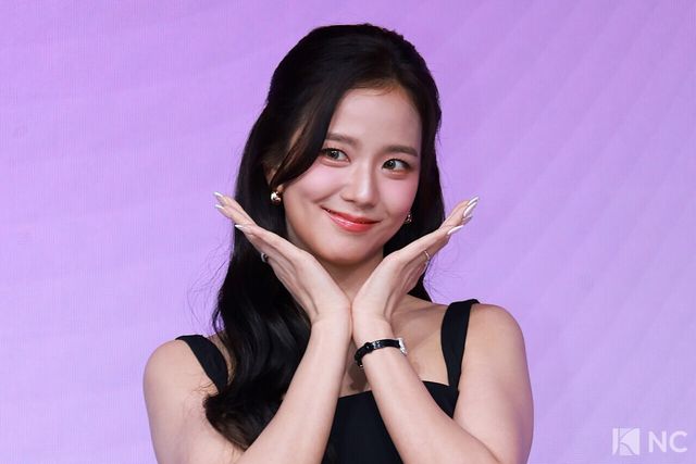 가수 겸 배우 지수가 26일 오전 서울 종로구 JW 메리어트 동대문 스퀘어에서 진행된 넷플릭스 시리즈 ‘월간 남친’(극본 남궁도영/연출 김정식) 언팩 기자 쇼케이스에서 포즈를 취하고 있다. 사진=김규빈 기자