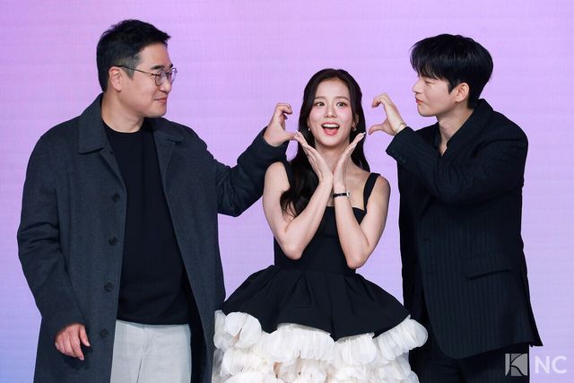 김정식 감독과 가수 겸 배우 지수, 서인국이 26일 오전 서울 종로구 JW 메리어트 동대문 스퀘어에서 진행된 넷플릭스 시리즈 ‘월간 남친’(극본 남궁도영/연출 김정식) 언팩 기자 쇼케이스에서 포즈를 취하고 있다. 사진=김규빈 기자