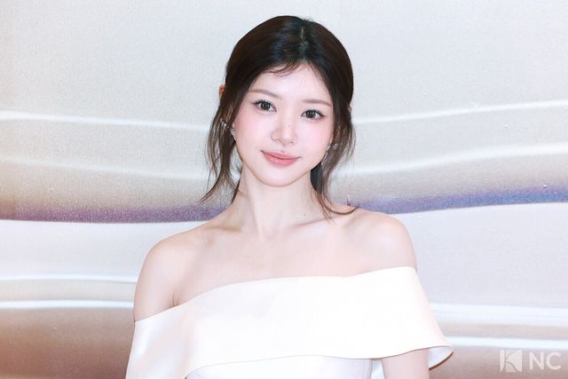 그룹 아일릿(ILLIT) 모카가 26일 오후 서울 강남구 신세계백화점 강남점에서 진행된 한 뷰티 브랜드의 신제품 출시 기념 포토콜에서 포즈를 취하고 있다. 사진=김규빈 기자