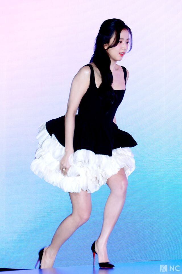 가수 겸 배우 지수가 26일 오전 서울 종로구 JW 메리어트 동대문 스퀘어에서 진행된 넷플릭스 시리즈 ‘월간 남친’(극본 남궁도영/연출 김정식) 언팩 기자 쇼케이스에서 포즈를 취하고 있다. 사진=김규빈 기자