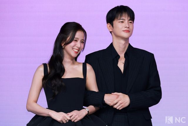 가수 겸 배우 지수와 서인국이 26일 오전 서울 종로구 JW 메리어트 동대문 스퀘어에서 진행된 넷플릭스 시리즈 ‘월간 남친’(극본 남궁도영/연출 김정식) 언팩 기자 쇼케이스에서 포즈를 취하고 있다. 사진=김규빈 기자