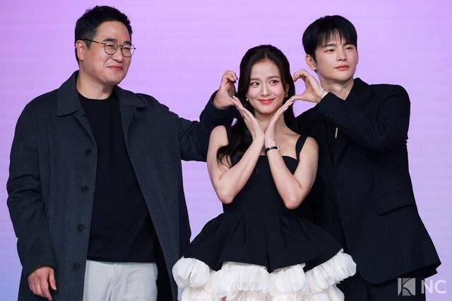 김정식 감독과 가수 겸 배우 지수, 서인국이 26일 오전 서울 종로구 JW 메리어트 동대문 스퀘어에서 진행된 넷플릭스 시리즈 ‘월간 남친’(극본 남궁도영/연출 김정식) 언팩 기자 쇼케이스에서 포즈를 취하고 있다. 사진=김규빈 기자