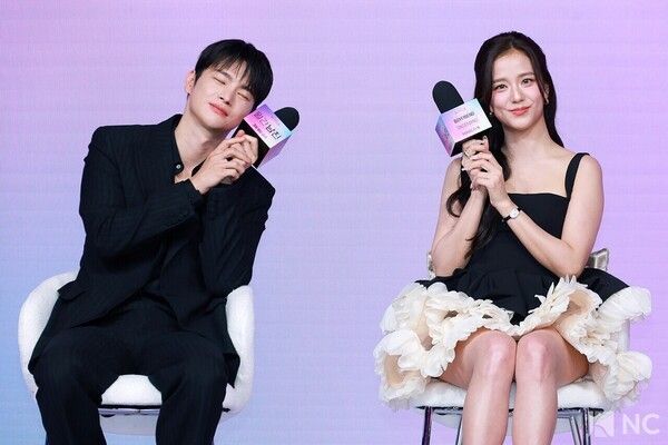 Actors Seo In-guk and Jisoo attend the Unpack press showcase for the Netflix series Boyfriend on Demand held at JW Marriott Dongdaemun Square in Jongno-gu, Seoul, on February 26. Photo by Kim Gyubin.