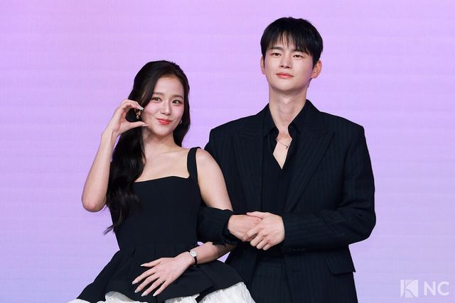 가수 겸 배우 지수와 서인국이 26일 오전 서울 종로구 JW 메리어트 동대문 스퀘어에서 진행된 넷플릭스 시리즈 ‘월간 남친’(극본 남궁도영/연출 김정식) 언팩 기자 쇼케이스에서 포즈를 취하고 있다. 사진=김규빈 기자