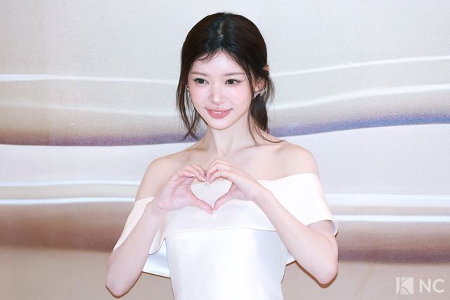 그룹 아일릿(ILLIT) 모카가 26일 오후 서울 강남구 신세계백화점 강남점에서 진행된 한 뷰티 브랜드의 신제품 출시 기념 포토콜에서 포즈를 취하고 있다. 사진=김규빈 기자