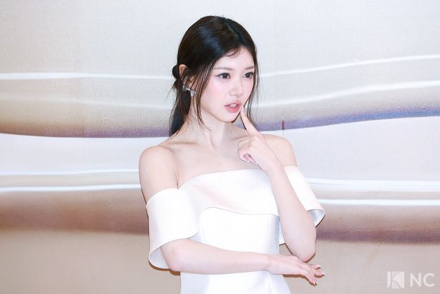 그룹 아일릿(ILLIT) 모카가 26일 오후 서울 강남구 신세계백화점 강남점에서 진행된 한 뷰티 브랜드의 신제품 출시 기념 포토콜에서 포즈를 취하고 있다. 사진=김규빈 기자