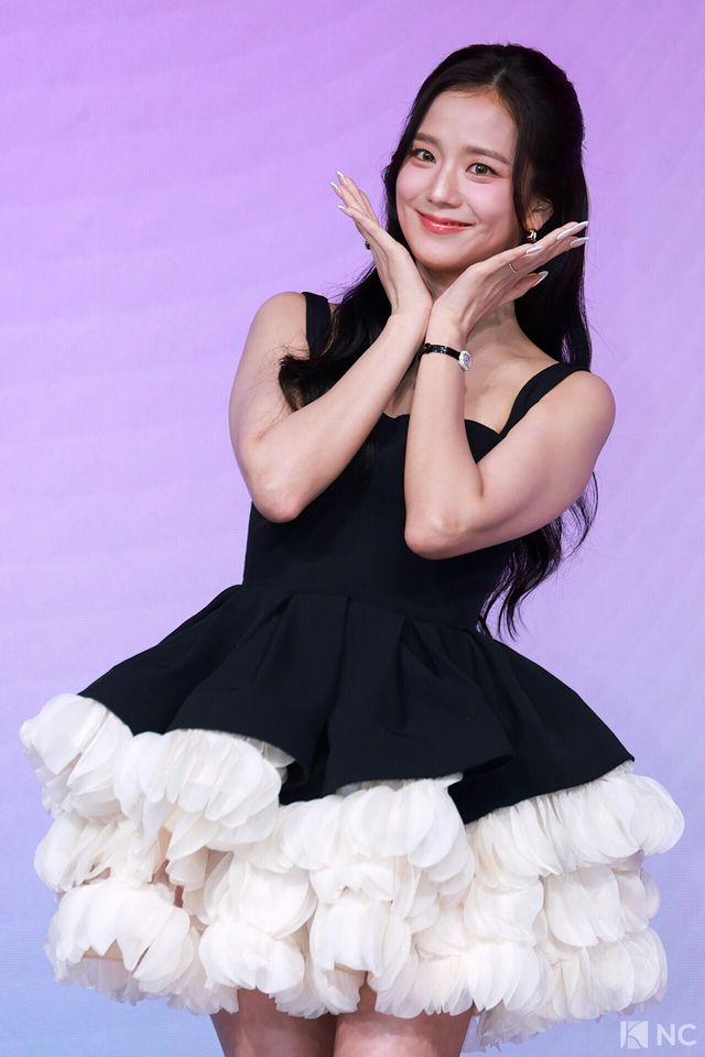 가수 겸 배우 지수가 26일 오전 서울 종로구 JW 메리어트 동대문 스퀘어에서 진행된 넷플릭스 시리즈 ‘월간 남친’(극본 남궁도영/연출 김정식) 언팩 기자 쇼케이스에서 포즈를 취하고 있다. 사진=김규빈 기자