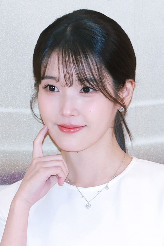 가수 겸 배우 아이유가 26일 오후 서울 강남구 신세계백화점 강남점에서 진행된 한 뷰티 브랜드의 신제품 출시 기념 포토콜에서 포즈를 취하고 있다. 사진=김규빈 기자