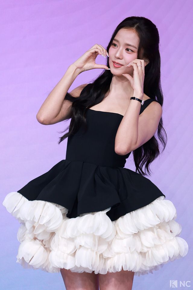 가수 겸 배우 지수가 26일 오전 서울 종로구 JW 메리어트 동대문 스퀘어에서 진행된 넷플릭스 시리즈 ‘월간 남친’(극본 남궁도영/연출 김정식) 언팩 기자 쇼케이스에서 포즈를 취하고 있다. 사진=김규빈 기자