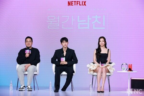 Director Kim Jung-sik and actors Seo In-guk and Jisoo attend the Unpack press showcase for the Netflix series Boyfriend on Demand held at JW Marriott Dongdaemun Square in Jongno-gu, Seoul, on February 26. Photo by Kim Gyubin.