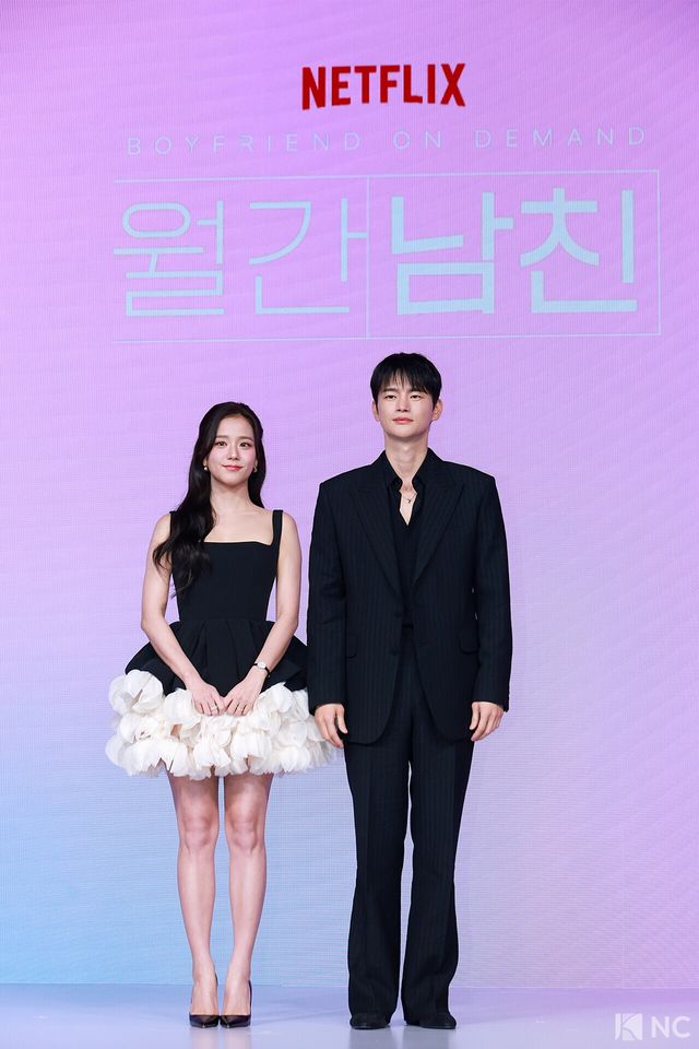 가수 겸 배우 지수와 서인국이 26일 오전 서울 종로구 JW 메리어트 동대문 스퀘어에서 진행된 넷플릭스 시리즈 ‘월간 남친’(극본 남궁도영/연출 김정식) 언팩 기자 쇼케이스에서 포즈를 취하고 있다. 사진=김규빈 기자