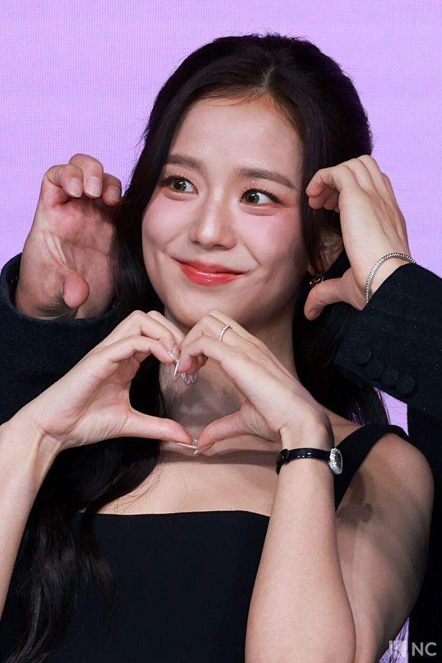 가수 겸 배우 지수가 26일 오전 서울 종로구 JW 메리어트 동대문 스퀘어에서 진행된 넷플릭스 시리즈 ‘월간 남친’(극본 남궁도영/연출 김정식) 언팩 기자 쇼케이스에서 포즈를 취하고 있다. 사진=김규빈 기자