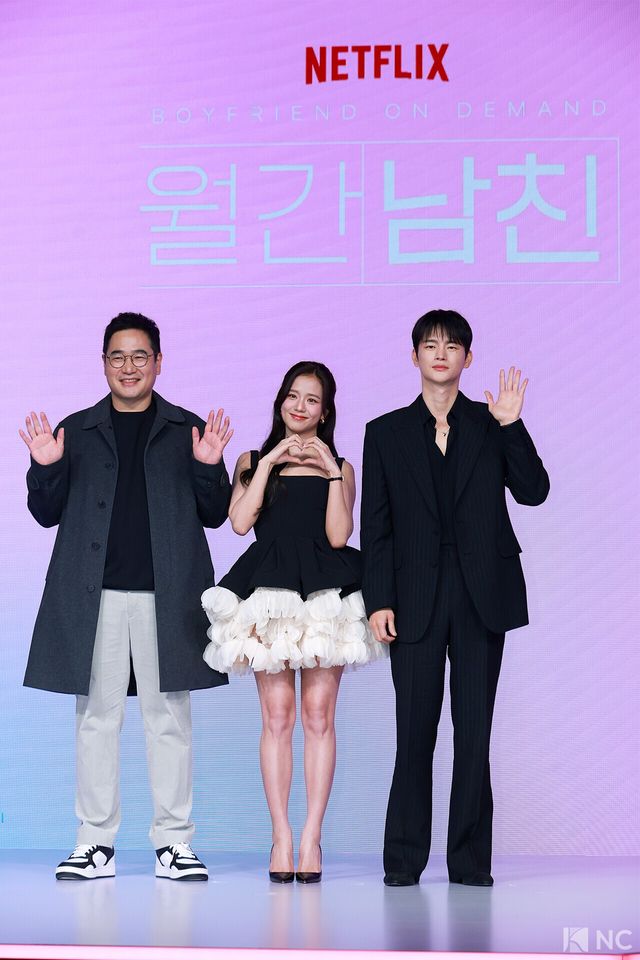 김정식 감독과 가수 겸 배우 지수, 서인국이 26일 오전 서울 종로구 JW 메리어트 동대문 스퀘어에서 진행된 넷플릭스 시리즈 ‘월간 남친’(극본 남궁도영/연출 김정식) 언팩 기자 쇼케이스에서 포즈를 취하고 있다. 사진=김규빈 기자