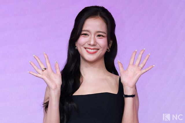 가수 겸 배우 지수가 26일 오전 서울 종로구 JW 메리어트 동대문 스퀘어에서 진행된 넷플릭스 시리즈 ‘월간 남친’(극본 남궁도영/연출 김정식) 언팩 기자 쇼케이스에서 포즈를 취하고 있다. 사진=김규빈 기자