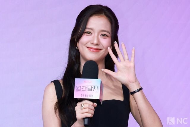 가수 겸 배우 지수가 26일 오전 서울 종로구 JW 메리어트 동대문 스퀘어에서 진행된 넷플릭스 시리즈 ‘월간 남친’(극본 남궁도영/연출 김정식) 언팩 기자 쇼케이스에 참석했다.