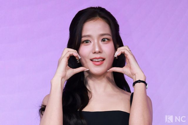 가수 겸 배우 지수가 26일 오전 서울 종로구 JW 메리어트 동대문 스퀘어에서 진행된 넷플릭스 시리즈 ‘월간 남친’(극본 남궁도영/연출 김정식) 언팩 기자 쇼케이스에서 포즈를 취하고 있다. 사진=김규빈 기자