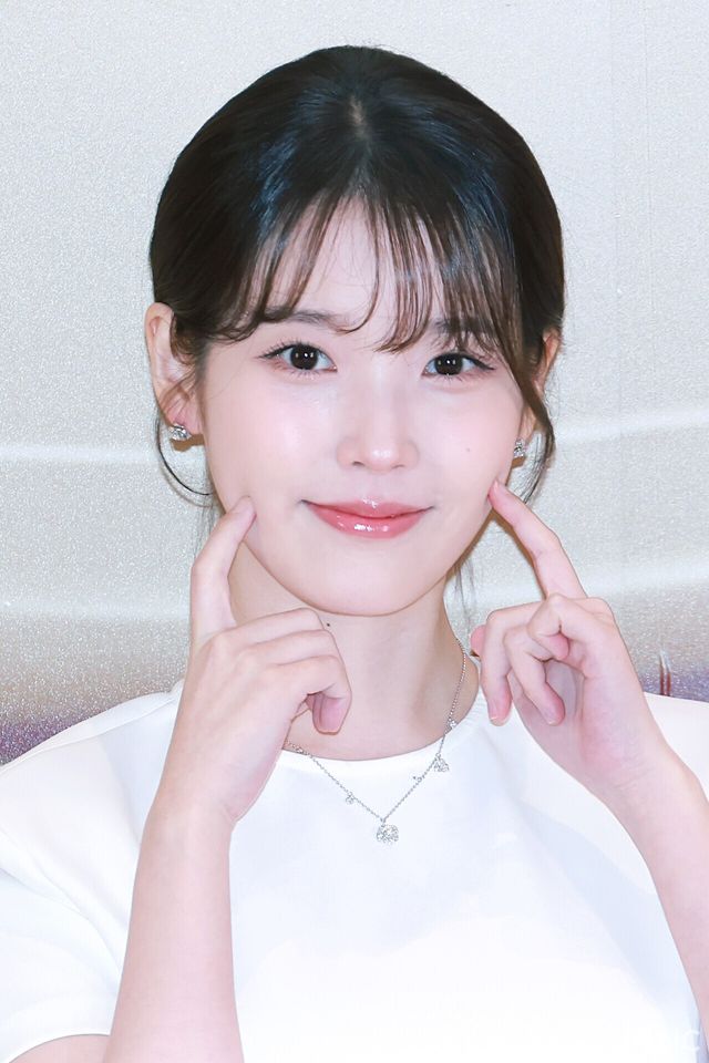 가수 겸 배우 아이유가 26일 오후 서울 강남구 신세계백화점 강남점에서 진행된 한 뷰티 브랜드의 신제품 출시 기념 포토콜에서 포즈를 취하고 있다. 사진=김규빈 기자