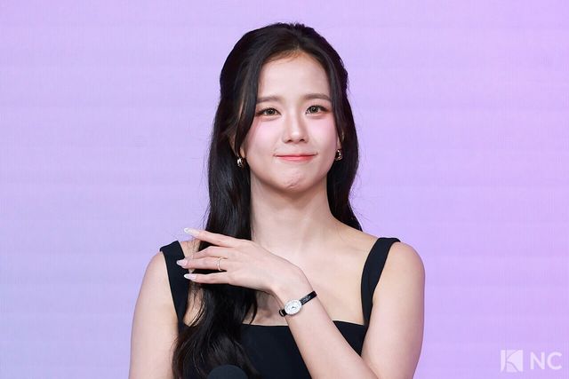 가수 겸 배우 지수가 26일 오전 서울 종로구 JW 메리어트 동대문 스퀘어에서 진행된 넷플릭스 시리즈 ‘월간 남친’(극본 남궁도영/연출 김정식) 언팩 기자 쇼케이스에 참석했다.