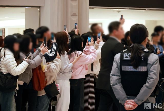 26일 오후 서울 강남구 신세계백화점 강남점에서 진행된 한 뷰티 브랜드의 신제품 출시 기념 포토콜에서 팬들이 아이유를 촬영하고 있다.&nbsp;사진=김규빈 기자
