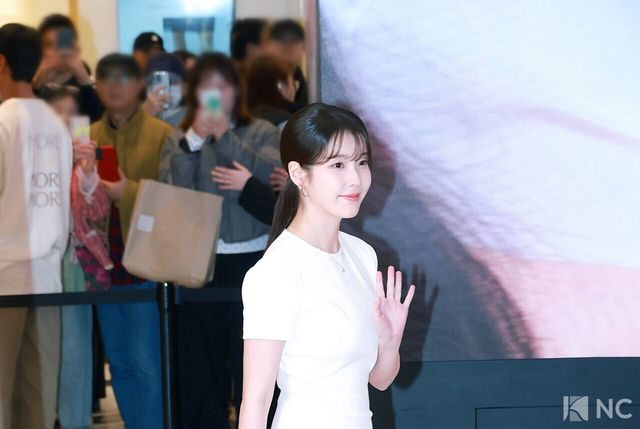 26일 오후 서울 강남구 신세계백화점 강남점에서 진행된 한 뷰티 브랜드의 신제품 출시 기념 포토콜에서 팬들이 아이유를 촬영하고 있다.&nbsp;사진=김규빈 기자