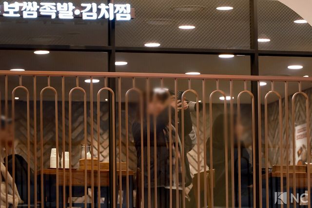 26일 오후 서울 강남구 신세계백화점 강남점에서 진행된 한 뷰티 브랜드의 신제품 출시 기념 포토콜에서 팬들이 아이유를 촬영하고 있다.&nbsp;사진=김규빈 기자