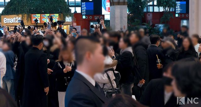 26일 오후 서울 강남구 신세계백화점 강남점에서 진행된 한 뷰티 브랜드의 신제품 출시 기념 포토콜에서 팬들이 아이유를 촬영하고 있다.&nbsp;사진=김규빈 기자