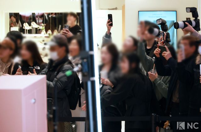 26일 오후 서울 강남구 신세계백화점 강남점에서 진행된 한 뷰티 브랜드의 신제품 출시 기념 포토콜에서 팬들이 아이유를 촬영하고 있다.&nbsp;사진=김규빈 기자