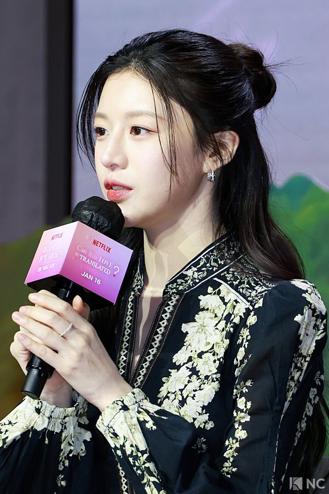 배우 고윤정이 서울 강남구 조선 팰리스에서 진행된 넷플릭스 시리즈 ‘이 사랑 통역 되나요?’(극본 홍자매/연출 유영은) 제작발표회에서 소감을 말하고 있다. 사진=김규빈 기자