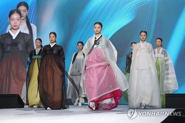 서울공예박물관 바깥마당에서 열린 2023 한복문화주간 행사에서 패션쇼가 열리고 있다. 2023.10.20. 사진=연합뉴스