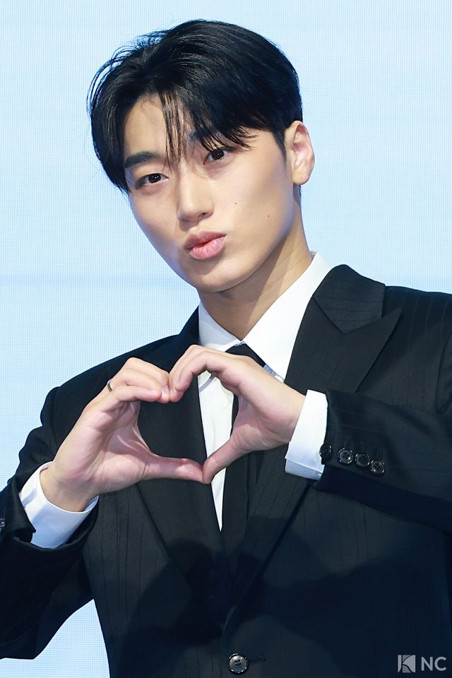 그룹 에이티즈(ATEEZ) 산이 5일 오후 서울 영등포구 페어몬트 앰배서더에서 진행된 미니 13집 ‘골든 아워 : 파트 4(GOLDEN HOUR : Part.4)’ 발매 기념 기자간담회에서 포즈를 취하고 있다. 사진=김규빈 기자