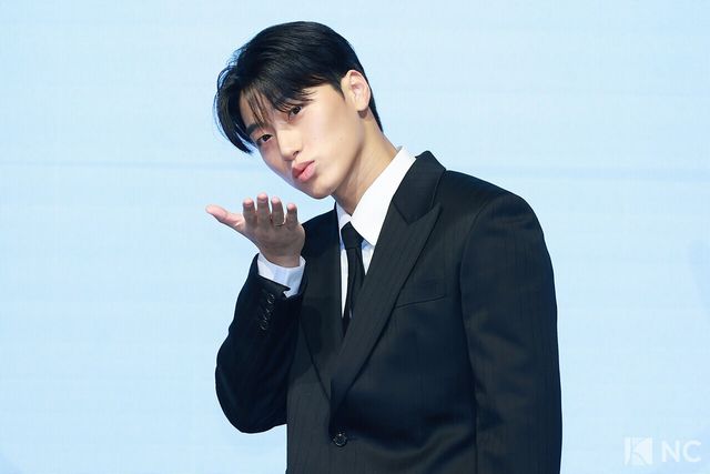 그룹 에이티즈(ATEEZ) 산이 5일 오후 서울 영등포구 페어몬트 앰배서더에서 진행된 미니 13집 ‘골든 아워 : 파트 4(GOLDEN HOUR : Part.4)’ 발매 기념 기자간담회에서 포즈를 취하고 있다. 사진=김규빈 기자