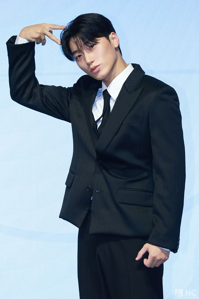 그룹 에이티즈(ATEEZ) 산이 5일 오후 서울 영등포구 페어몬트 앰배서더에서 진행된 미니 13집 ‘골든 아워 : 파트 4(GOLDEN HOUR : Part.4)’ 발매 기념 기자간담회에서 포즈를 취하고 있다. 사진=김규빈 기자