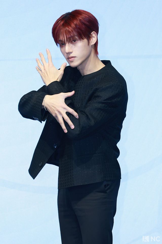 그룹 에이티즈(ATEEZ) 우영이 5일 오후 서울 영등포구 페어몬트 앰배서더에서 진행된 미니 13집 ‘골든 아워 : 파트 4(GOLDEN HOUR : Part.4)’ 발매 기념 기자간담회에서 포즈를 취하고 있다. 사진=김규빈 기자