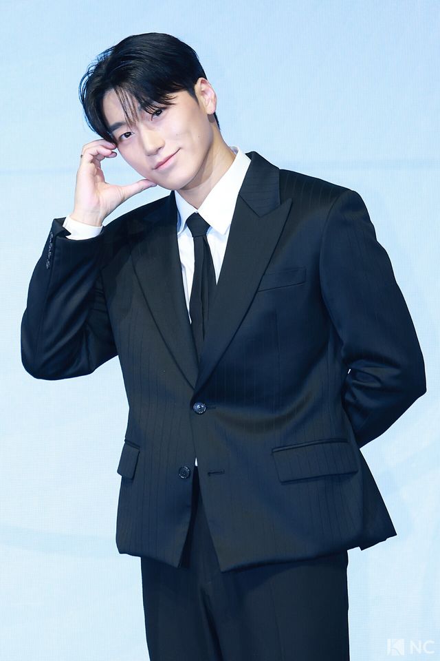 그룹 에이티즈(ATEEZ) 산이 5일 오후 서울 영등포구 페어몬트 앰배서더에서 진행된 미니 13집 ‘골든 아워 : 파트 4(GOLDEN HOUR : Part.4)’ 발매 기념 기자간담회에서 포즈를 취하고 있다. 사진=김규빈 기자
