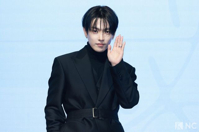 그룹 에이티즈(ATEEZ) 홍중이 5일 오후 서울 영등포구 페어몬트 앰배서더에서 진행된 미니 13집 ‘골든 아워 : 파트 4(GOLDEN HOUR : Part.4)’ 발매 기념 기자간담회에서 포즈를 취하고 있다. 사진=김규빈 기자