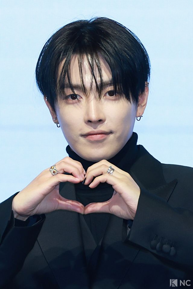 그룹 에이티즈(ATEEZ) 홍중이 5일 오후 서울 영등포구 페어몬트 앰배서더에서 진행된 미니 13집 ‘골든 아워 : 파트 4(GOLDEN HOUR : Part.4)’ 발매 기념 기자간담회에서 포즈를 취하고 있다. 사진=김규빈 기자