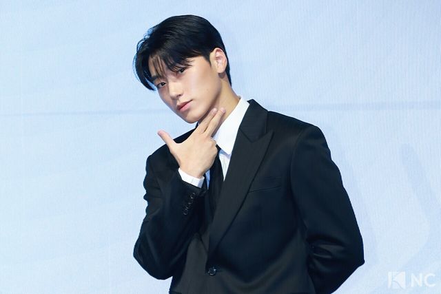 그룹 에이티즈(ATEEZ) 산이 5일 오후 서울 영등포구 페어몬트 앰배서더에서 진행된 미니 13집 ‘골든 아워 : 파트 4(GOLDEN HOUR : Part.4)’ 발매 기념 기자간담회에서 포즈를 취하고 있다. 사진=김규빈 기자