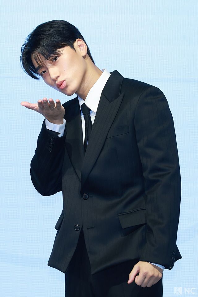 그룹 에이티즈(ATEEZ) 산이 5일 오후 서울 영등포구 페어몬트 앰배서더에서 진행된 미니 13집 ‘골든 아워 : 파트 4(GOLDEN HOUR : Part.4)’ 발매 기념 기자간담회에서 포즈를 취하고 있다. 사진=김규빈 기자