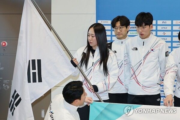 2026 제25회 2026 밀라노·코르티나담페초 동계올림픽 기수로 나선 스피드스케이팅 박지우가 30일 인천국제공항 제2여객터미널을 통해 출국하기 전 기념촬영을 위해 태극기를 들고 있다. 2026.1.30. 사진=연합뉴스