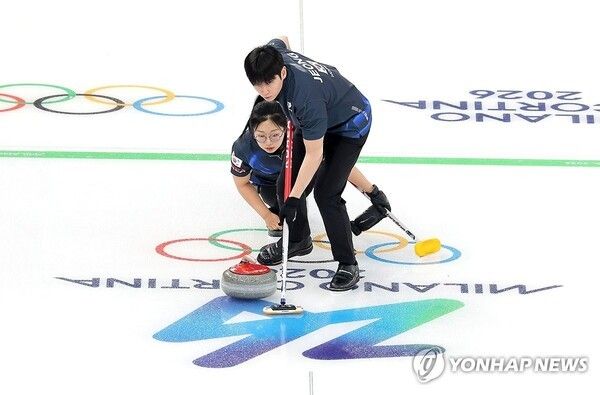 컬링 믹스더블 국가대표 정영석이 5일(현지시간) 이탈리아 코르티나담페초 컬링 올림픽 스타디움에서 열린 밀라노·코르티나 동계올림픽 이탈리아와의 라운드로빈 경기에서 스위핑을 하고 있다. 2026.2.5. 사진=연합뉴스