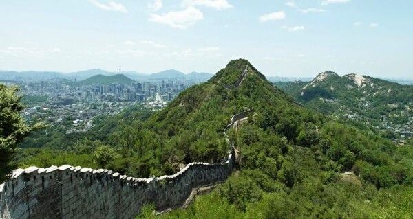 The Bugak Mountain section of Hanyang’s capital fortress system. Photo by Seoul Metropolitan Government.