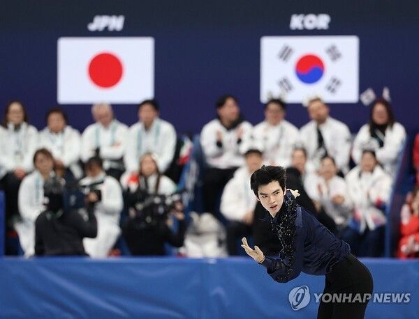7일(현지시간) 이탈리아 밀라노 아이스스케이팅 아레나에서 열린 2026 밀라노-코르티나담페초 동계올림픽 피겨스케이팅 팀 이벤트 남자 싱글 쇼트 프로그램 출전한 차준환이 연기를 펼치고 있다. 2026.2.8. 사진=연합뉴스