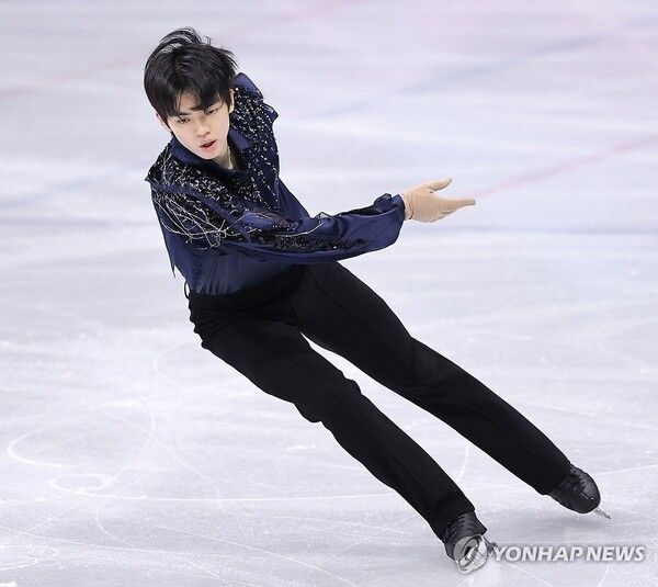 7일(현지시간) 이탈리아 밀라노 아이스스케이팅 아레나에서 열린 2026 밀라노-코르티나담페초 동계올림픽 피겨스케이팅 팀 이벤트 남자 싱글 쇼트 프로그램 출전한 차준환이 연기를 펼치고 있다. 2026.2.8. 사진=연합뉴스