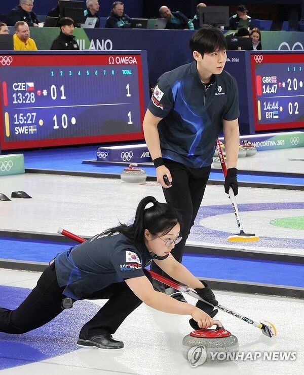 컬링 믹스더블 국가대표 김선영이 5일(현지시간) 이탈리아 코르티나담페초 컬링 올림픽 스타디움에서 열린 밀라노·코르티나 동계올림픽 이탈리아와의 라운드로빈 경기에서 투구를 하고 있다. 2026.2.5. 사진=연합뉴스