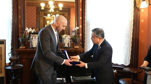 허민 국가유산청장(오른쪽)이 책판 기증자들의 대리인 애런 팔라(Eren Parla)씨(왼쪽)에게 감사패를 수여하고 있다. 사진=국가유산청 제공