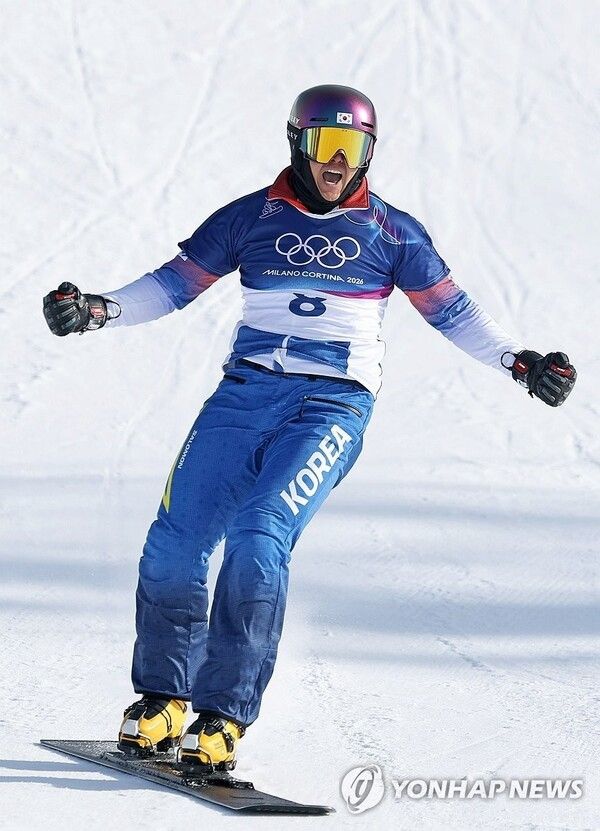 8일(현지시간) 이탈리아 리비뇨 스노파크에서 열린 2026 밀라노-코르티나담페초 동계올림픽 스노보드 남자 평행 대회전 준결승에 출전한 김상겸이 결승전에 진출한 뒤 환호하고 있다. 2026.2.9. 사진=연합뉴스
