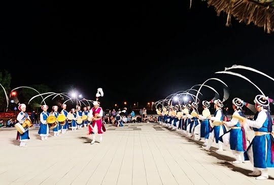 안성 남사당 바우덕이 풍물단의 야외 공연 모습. 사진=풍물단