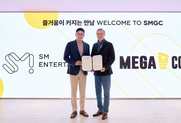 SM엔터테인먼트와 메가커피가 캠페인 'SMGC' 시즌2를 추진한다. (왼쪽부터) SM 탁영준 공동대표-김대영 메가MGC커피 회장이 협약 기념촬영을 하고 있다. 사진=SM엔터테인먼트