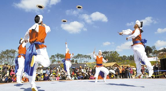 버나놀이를 하고 있는 바우덕이 풍물단. 사진=안성시청