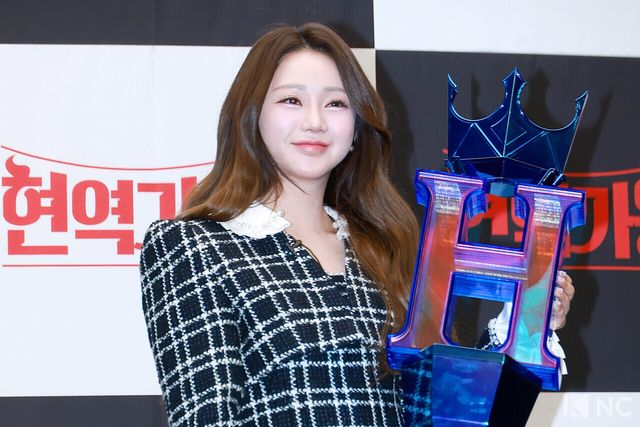 가수 홍지윤이 11일 오전 서울 마포구 상암 스탠포드호텔에서 진행된 MBN 서바이벌 예능 ‘현역가왕3’ TOP6 기자간담회에서 포즈를 취하고 있다. 사진=김규빈 기자